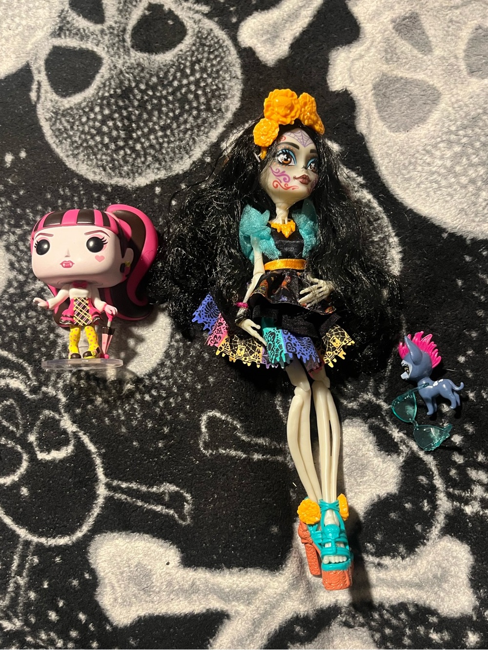 Monster high draculara and Skelita calveras